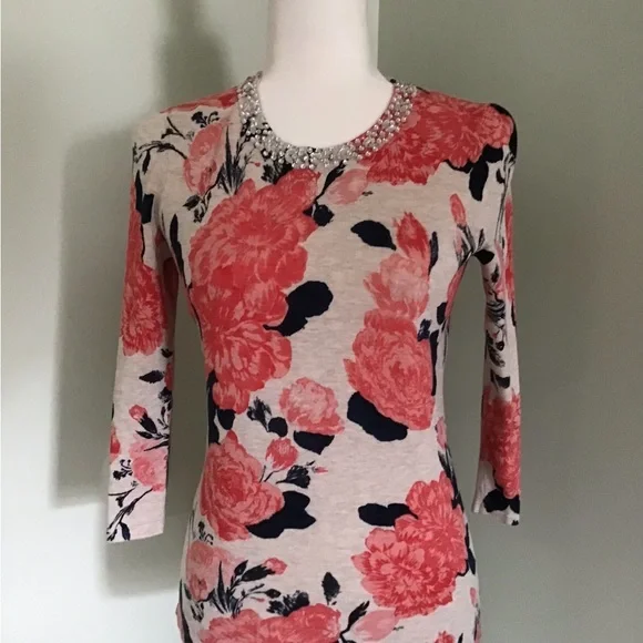 Women’s top with crystals which has all popular colors of fall 2023. - Picture 1 of 4